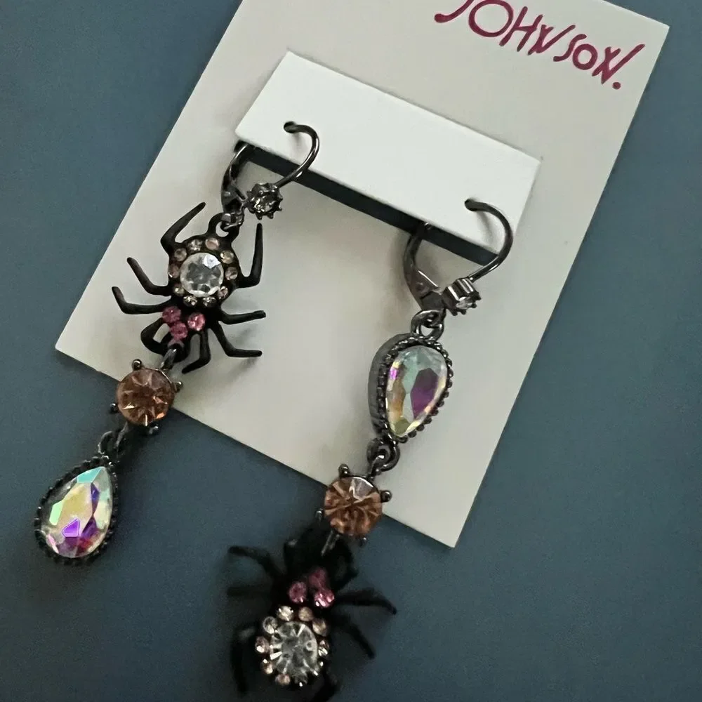 🕷️ Betsey Johnson Mismatched Black and Pink Dangle Spider Earrings 🕷️